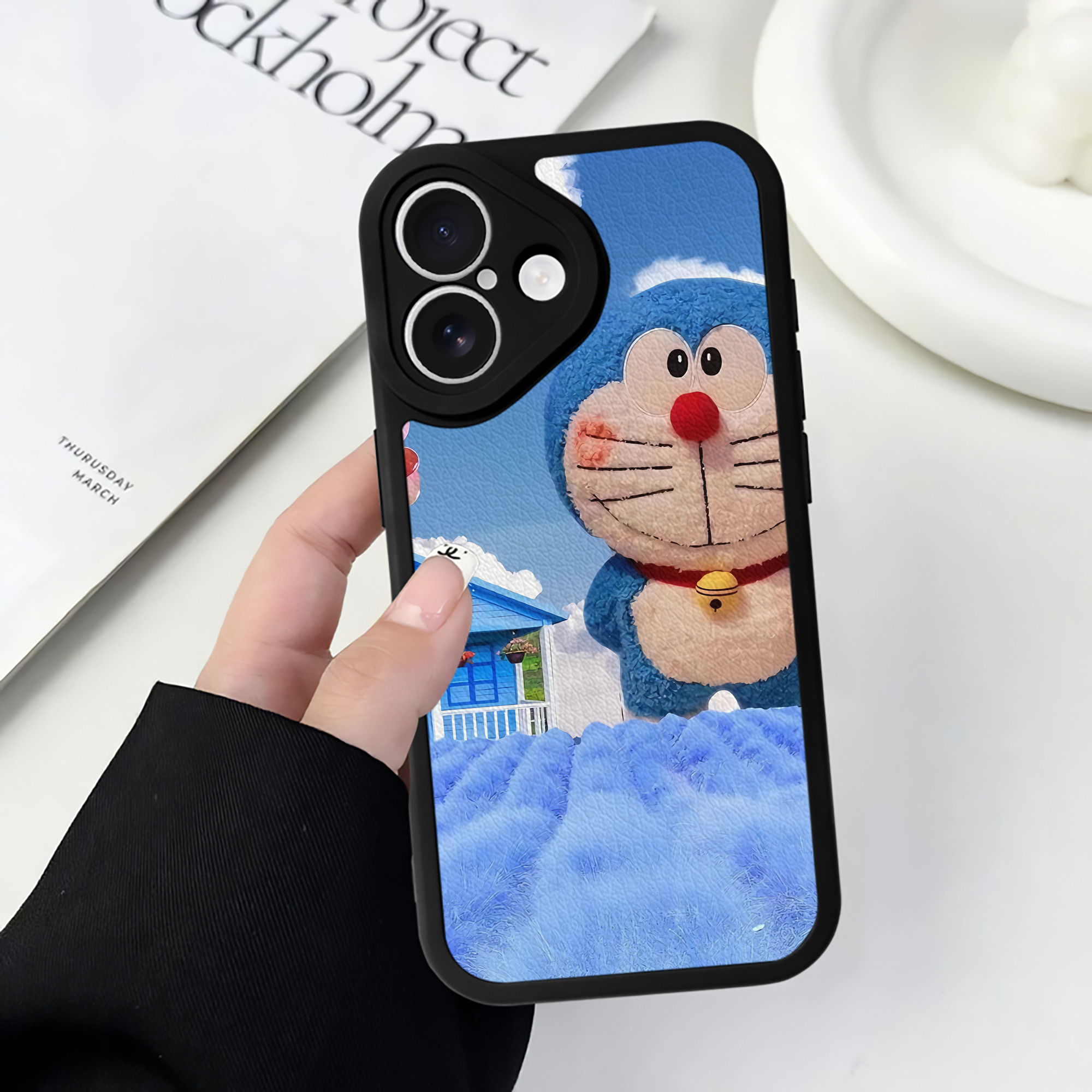 （画像用） ドラえもん Doraemon 【iPhone 16シリーズ対応】シリコンスマホケース（レザー調） 材質：シリコン